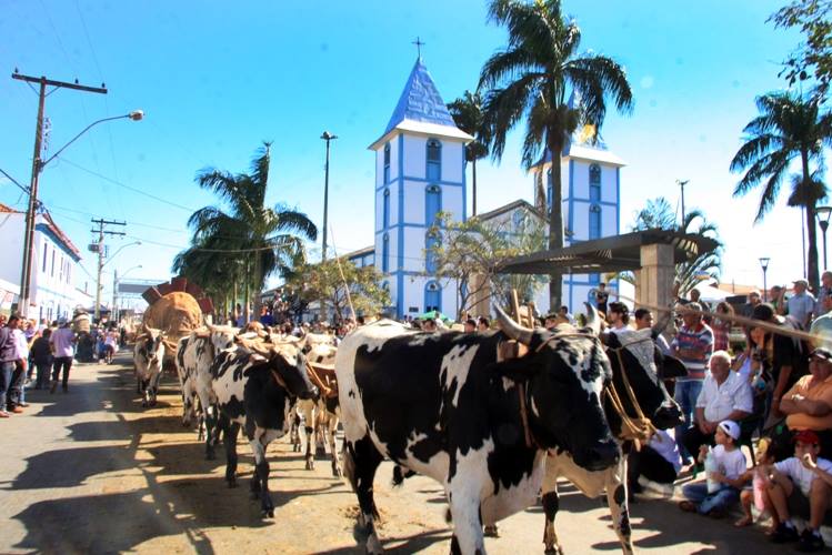 Romaria do carro de boi passando pela Igreja Matriz de Trindade